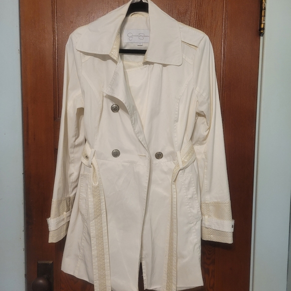 Beautiful ivory and white spring coat - Picture 2 of 10